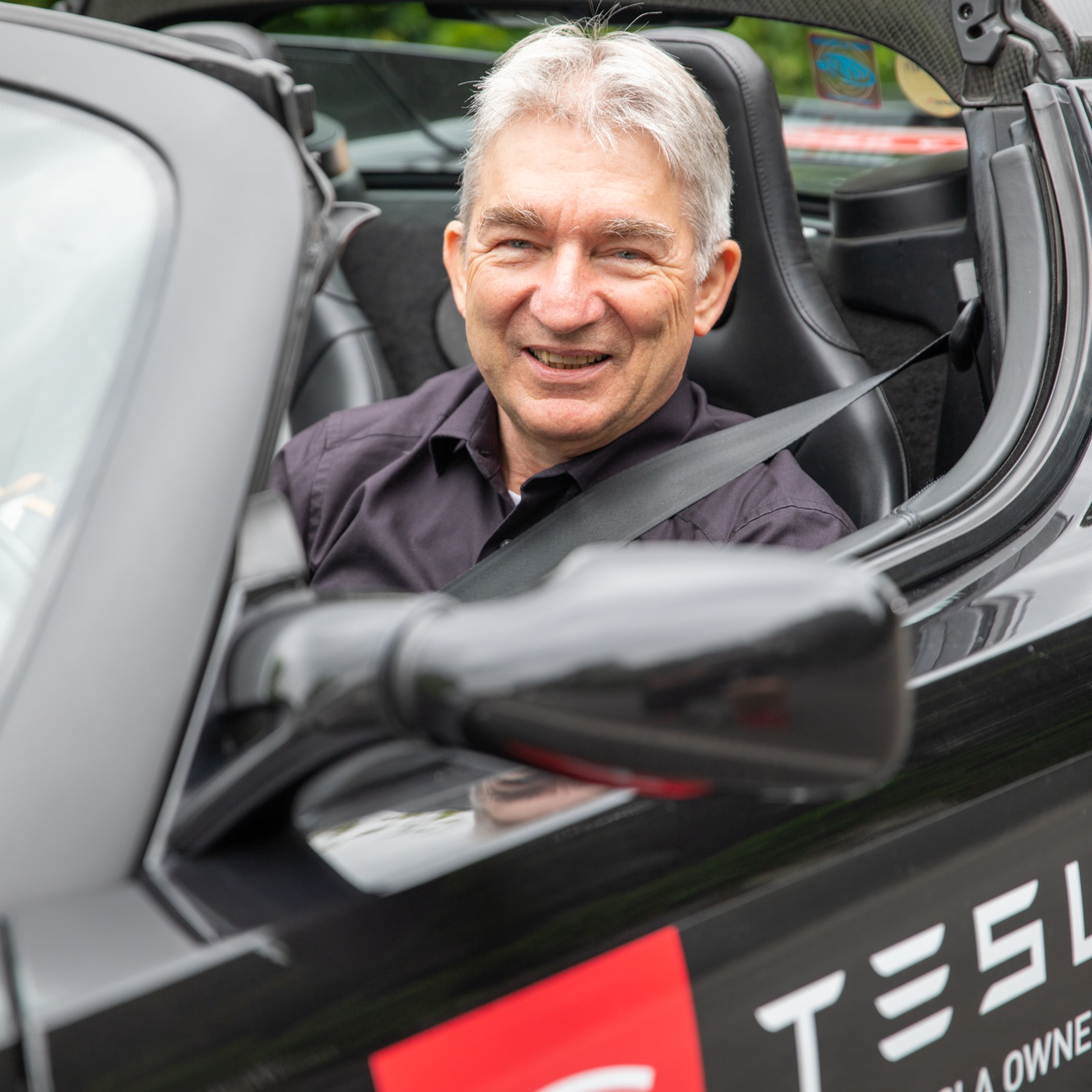 Pierre Uhl hinter dem Steuer seines Tesla Roadster