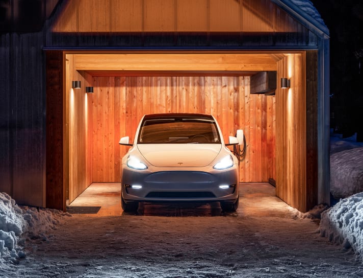 Hvid Model Y parkeret i en garage