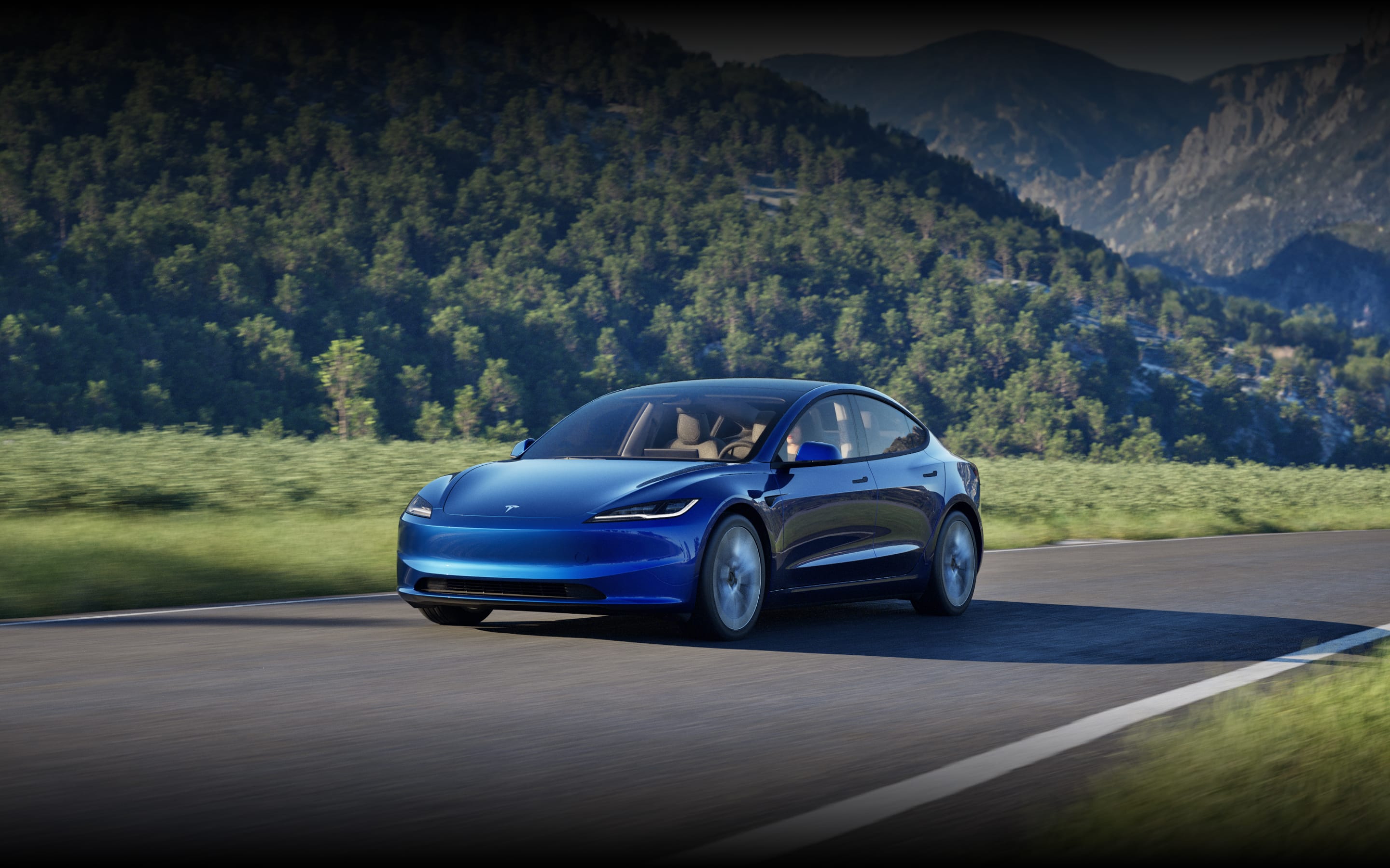 Model 3 Ultra Red en carretera con un paisaje urbano de fondo.