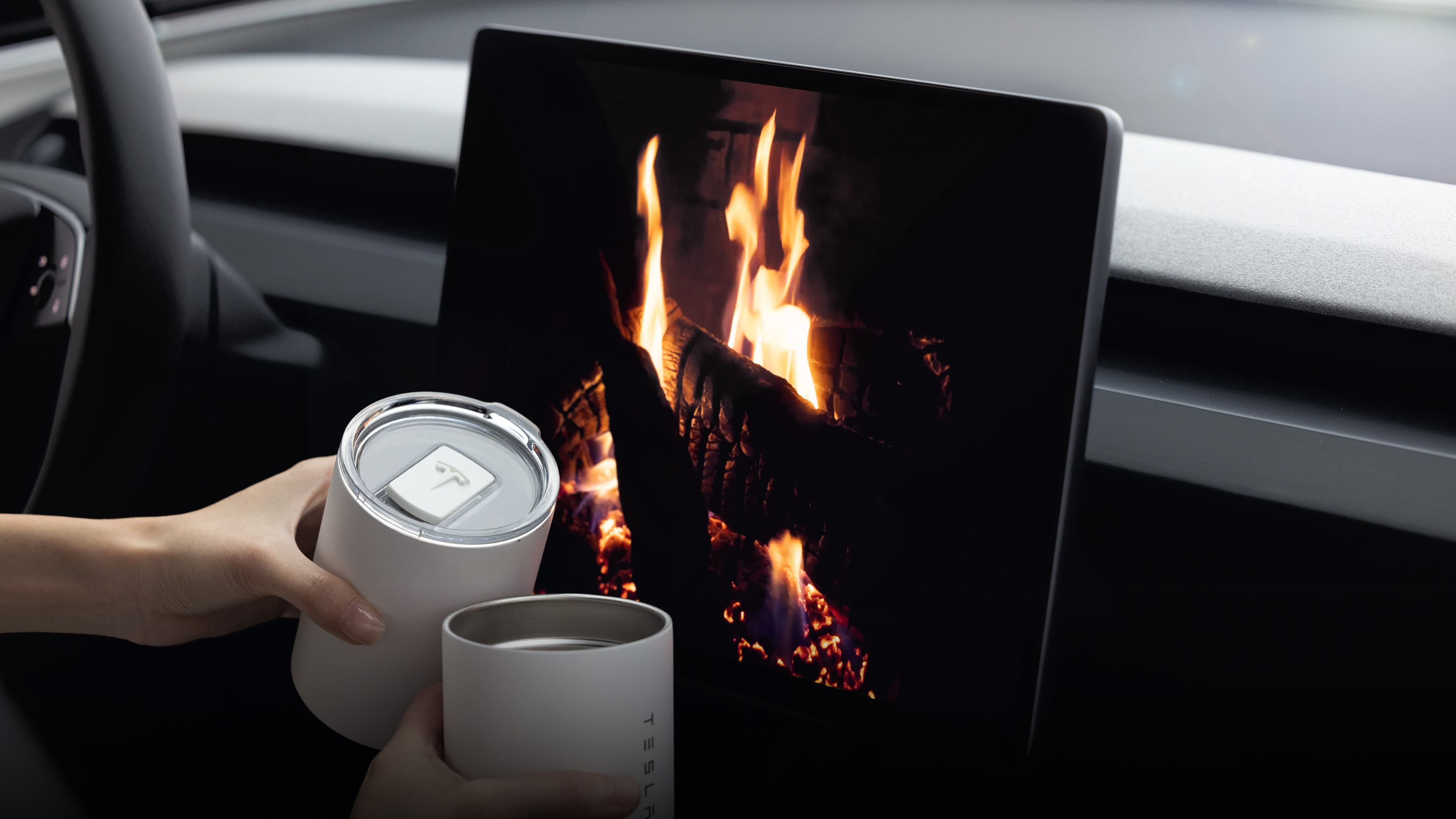 מסך מגע מרכזי המציג דברים חזותיים של אח.