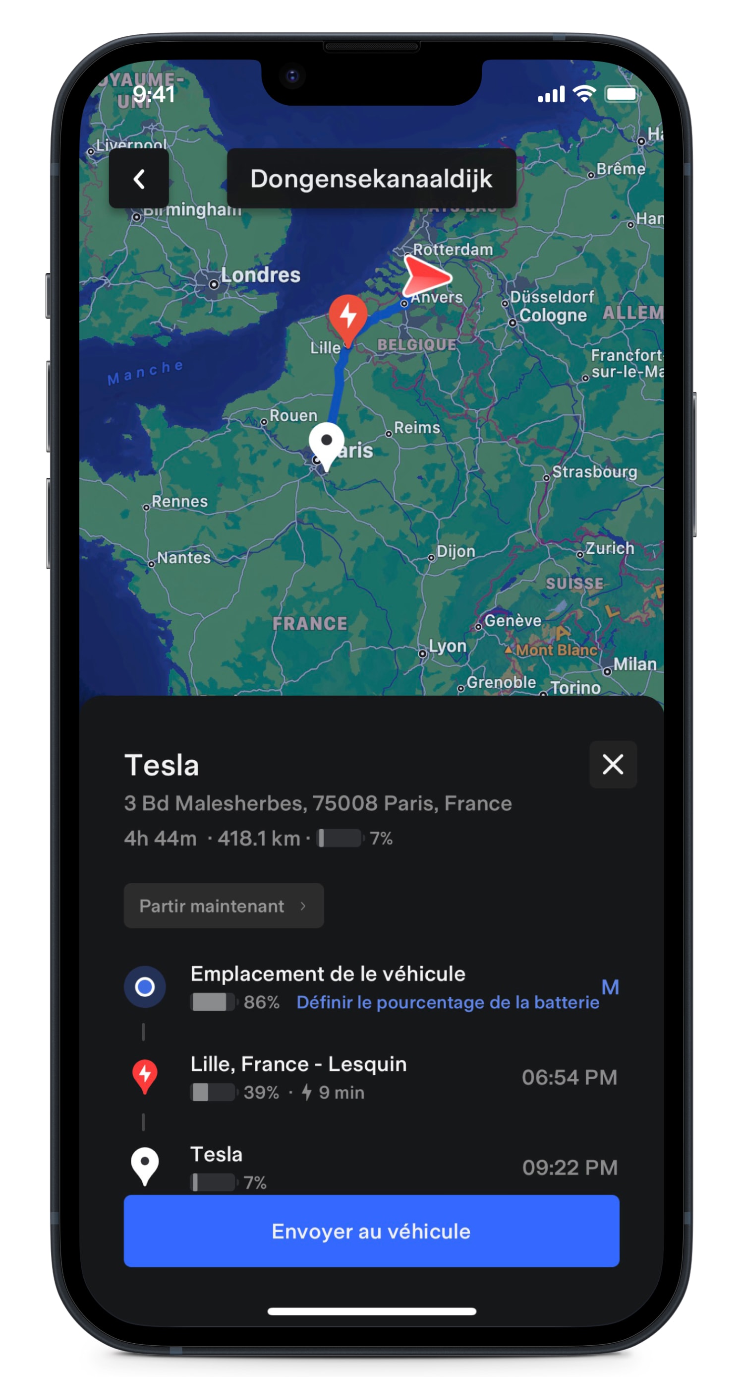 Écran de l'application Tesla affichant un itinéraire sur une carte comprenant un arrêt à une station de recharge. 