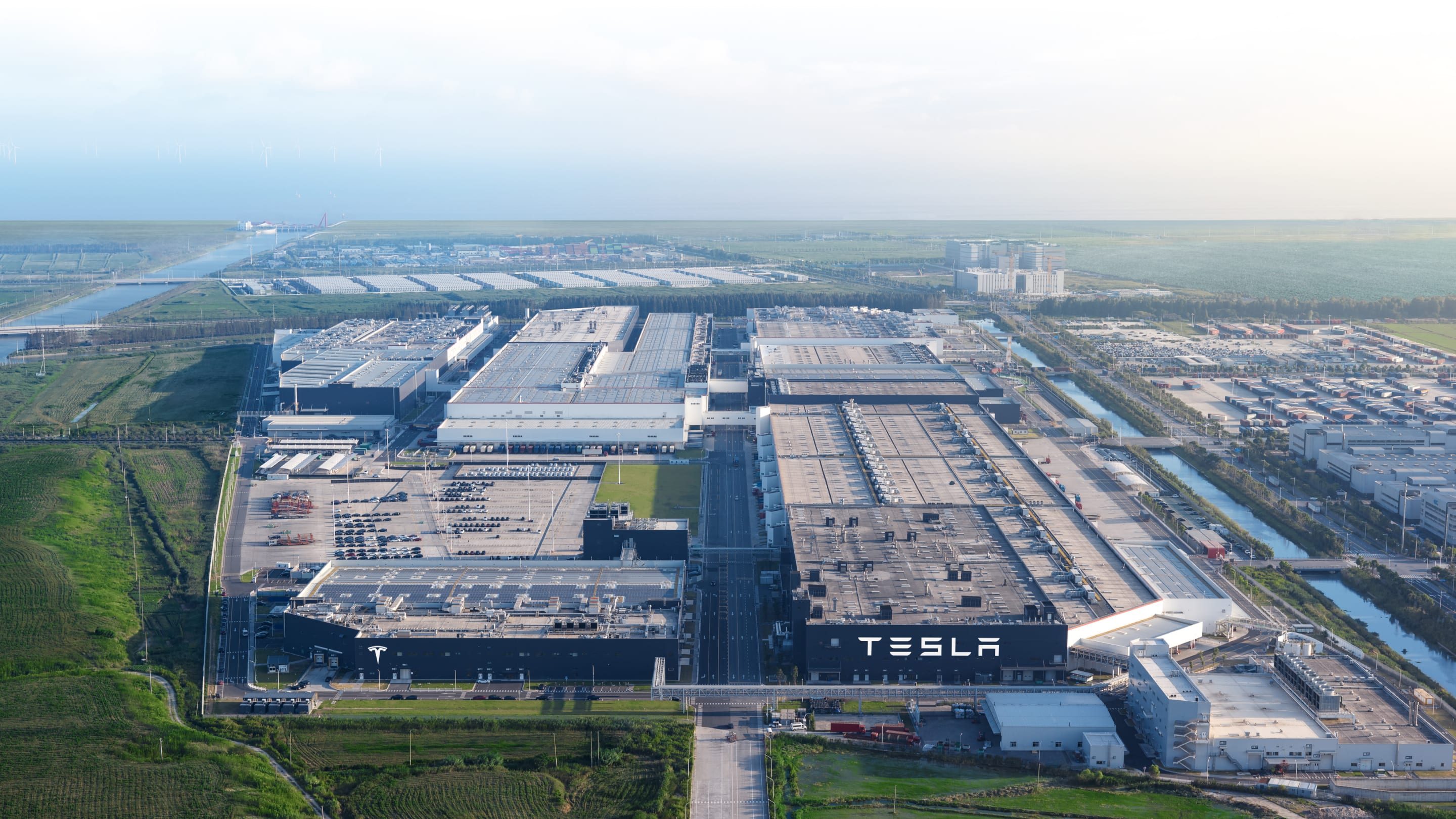 上海超级工厂无人机视图。