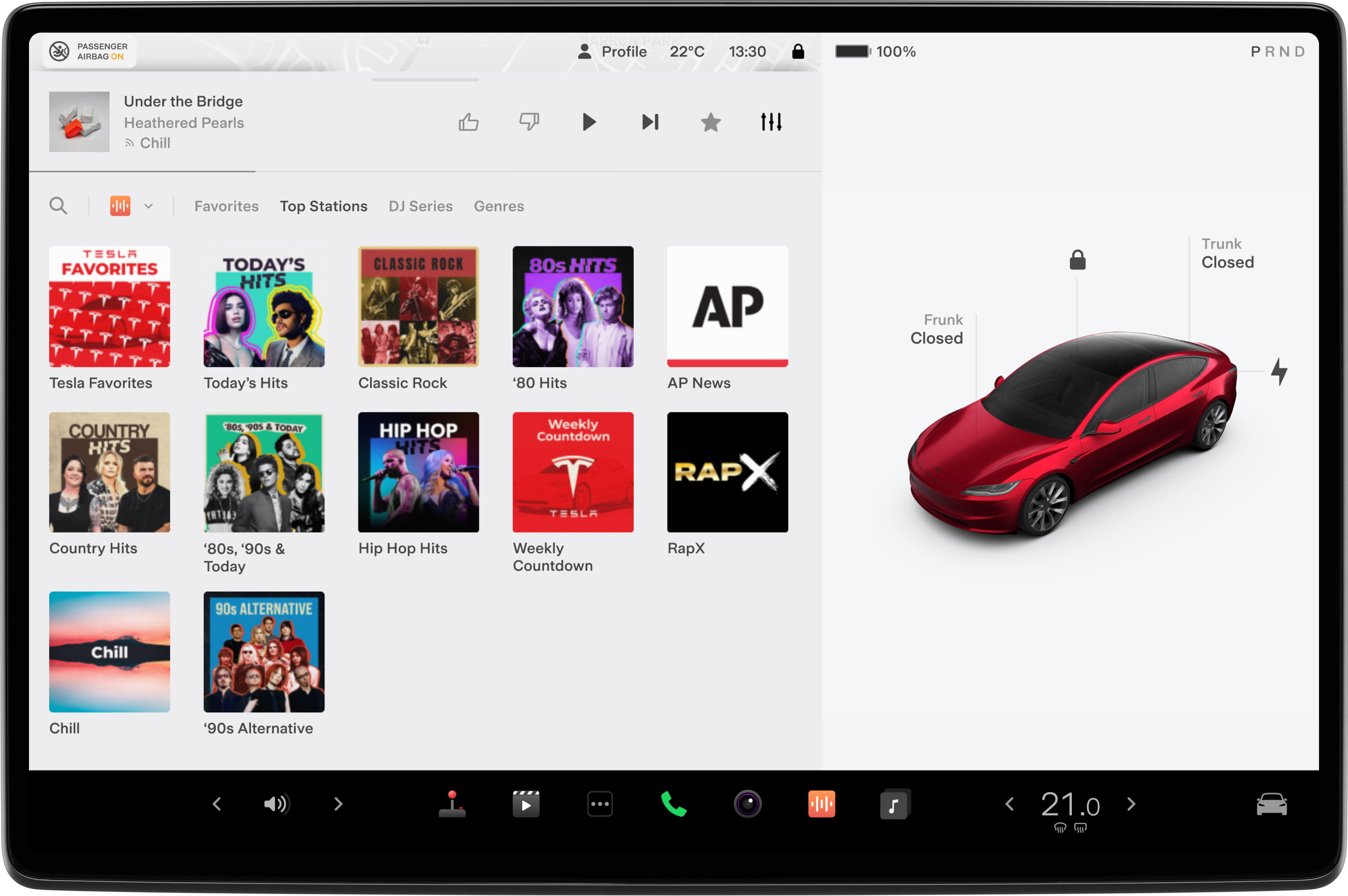 さまざまなプレイリストや車両のステータスを表示しているセンタータッチスクリーン。