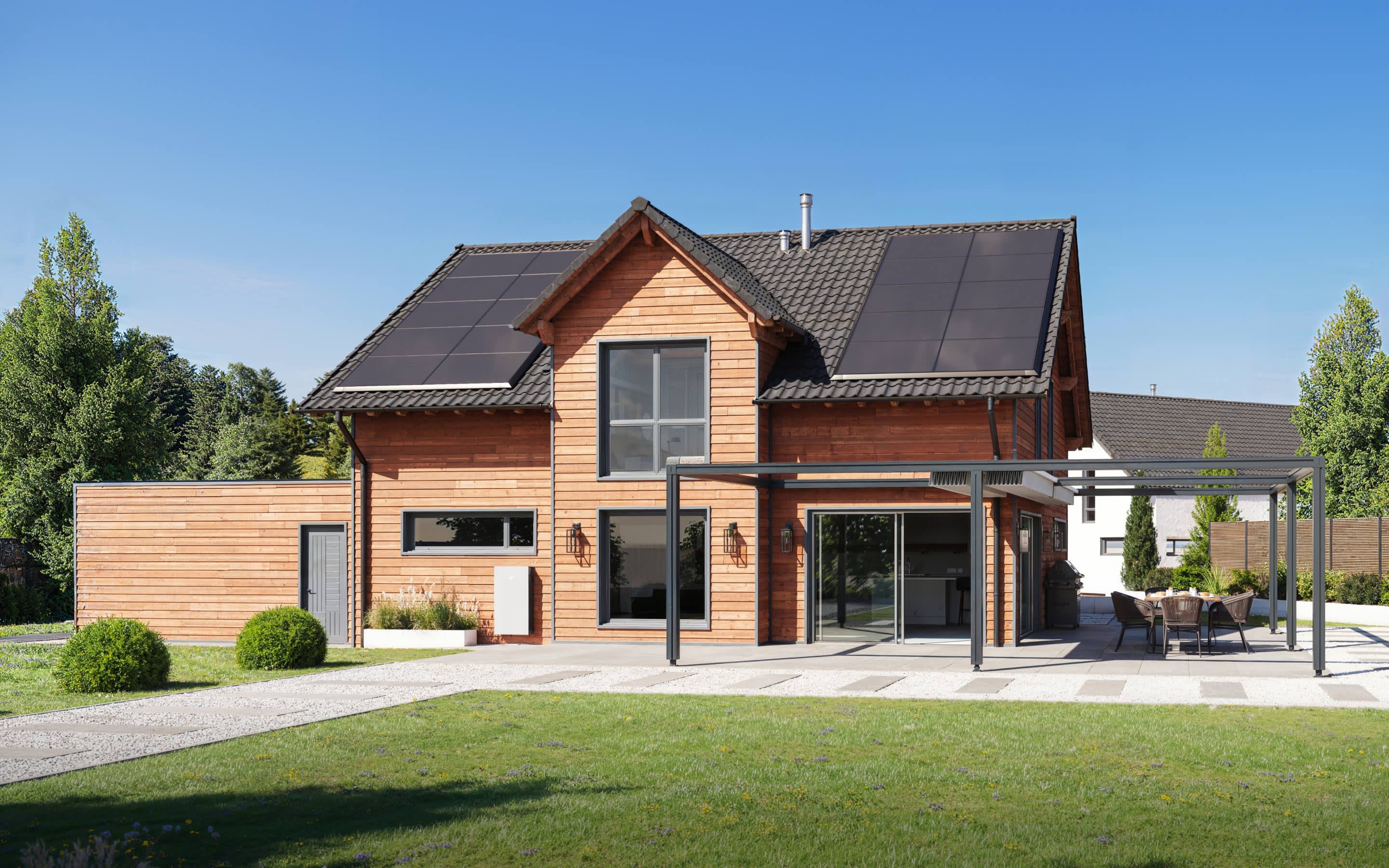 Family entering home equipped with solar panels, Wall Connector and Powerwall 3