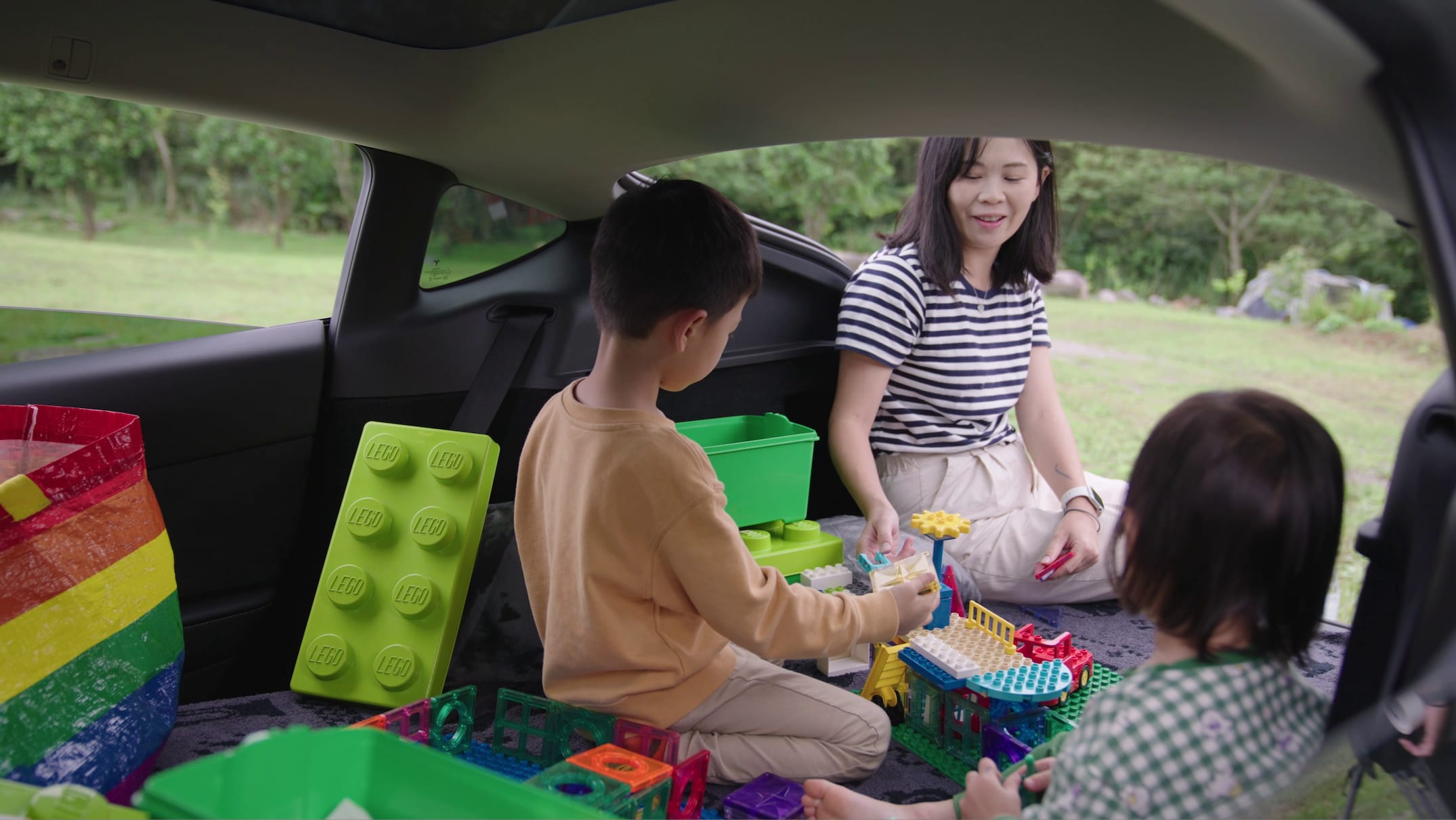 純電野宿，與 Model Y 一起擁抱自然美好