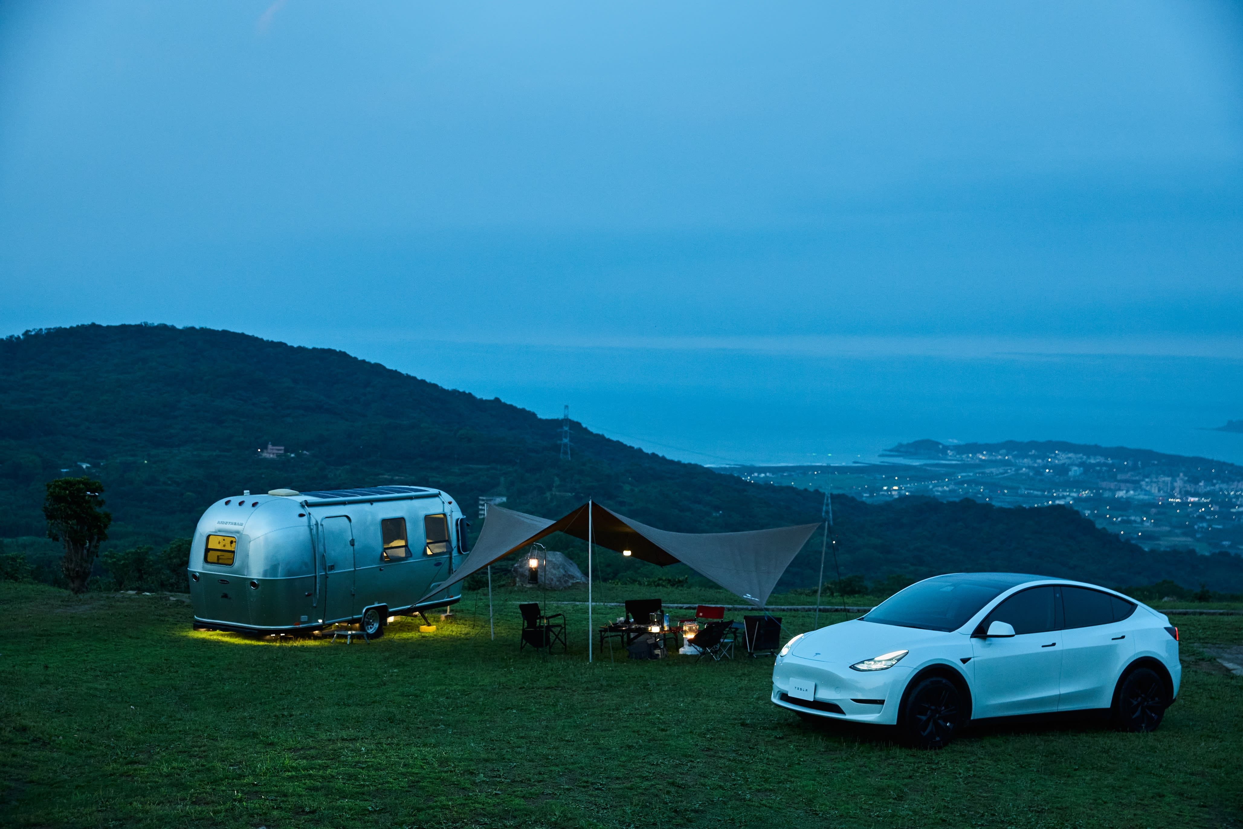 純電野宿，與 Model Y 一起擁抱自然美好