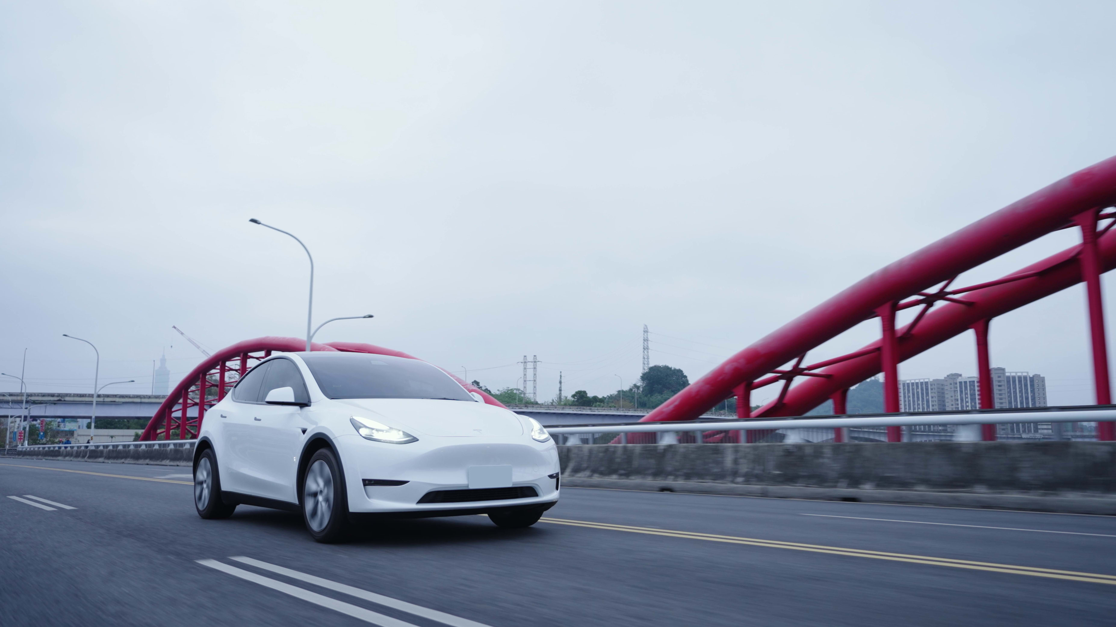 Model Y 的城市光影