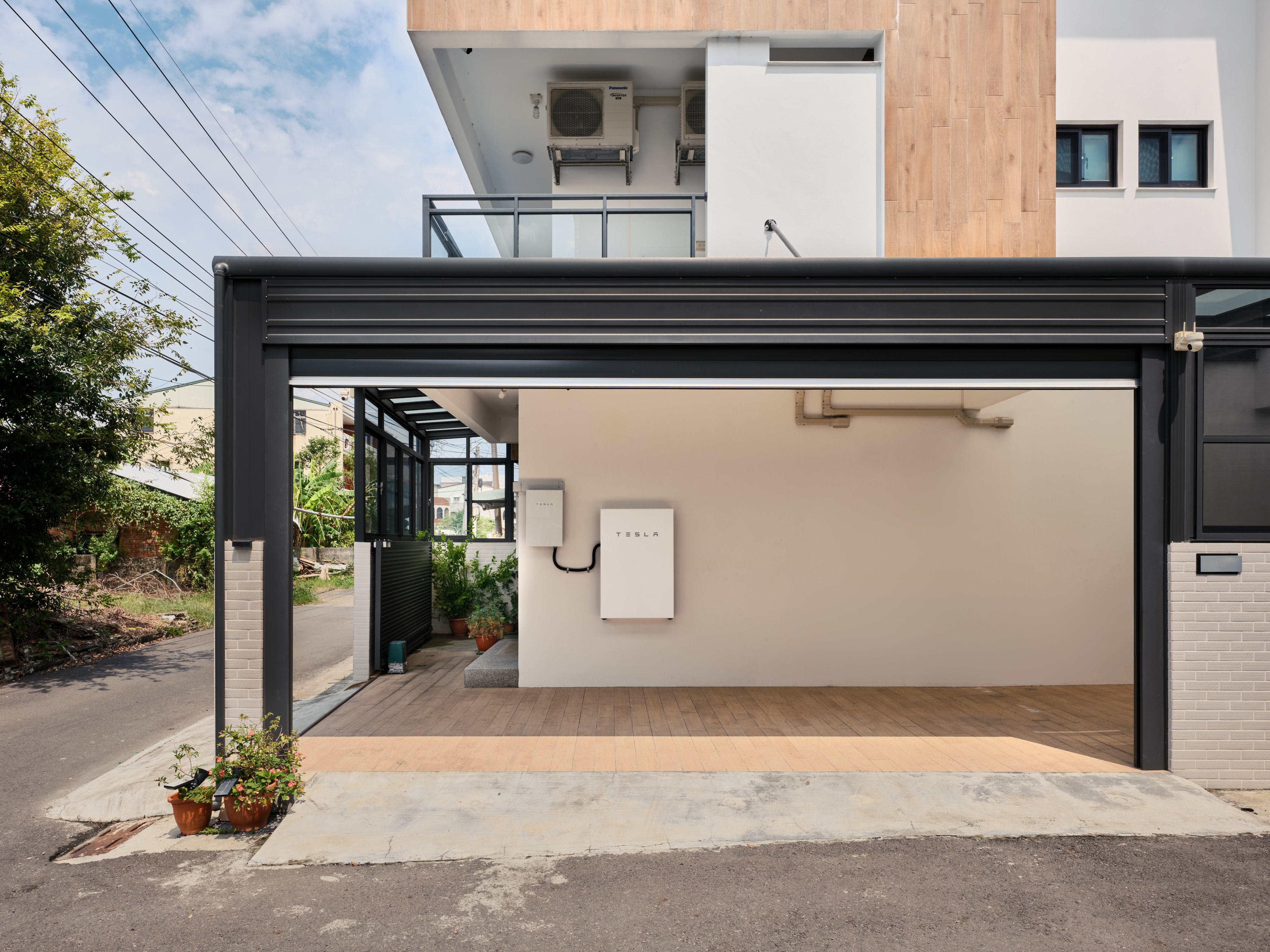 現代住宅車庫中的白色 Tesla Powerwall