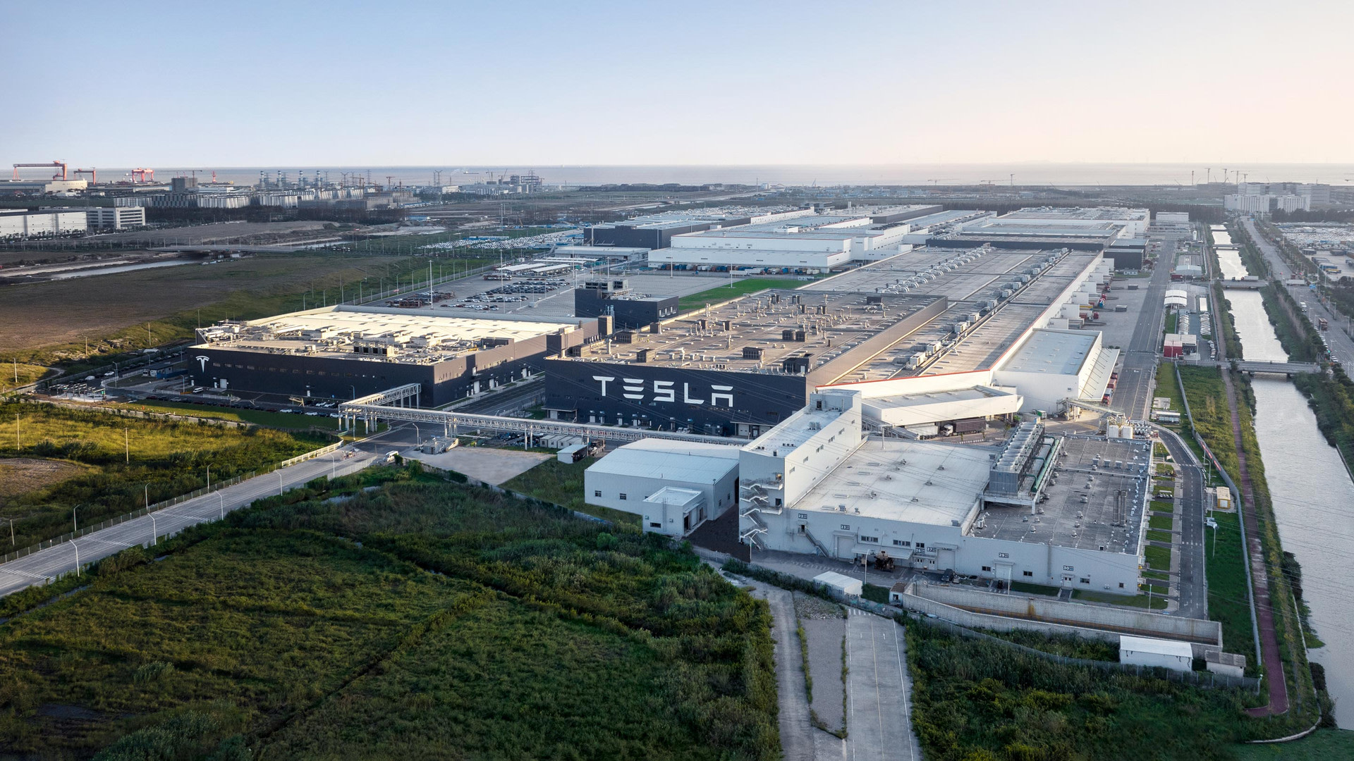 Posnetek brezpilotnega letala tovarne Gigafactory Shanghai