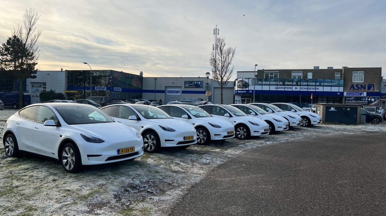 7 Pearl White Tesla Model Y's voor Autoschade Vermaire Haarlem 