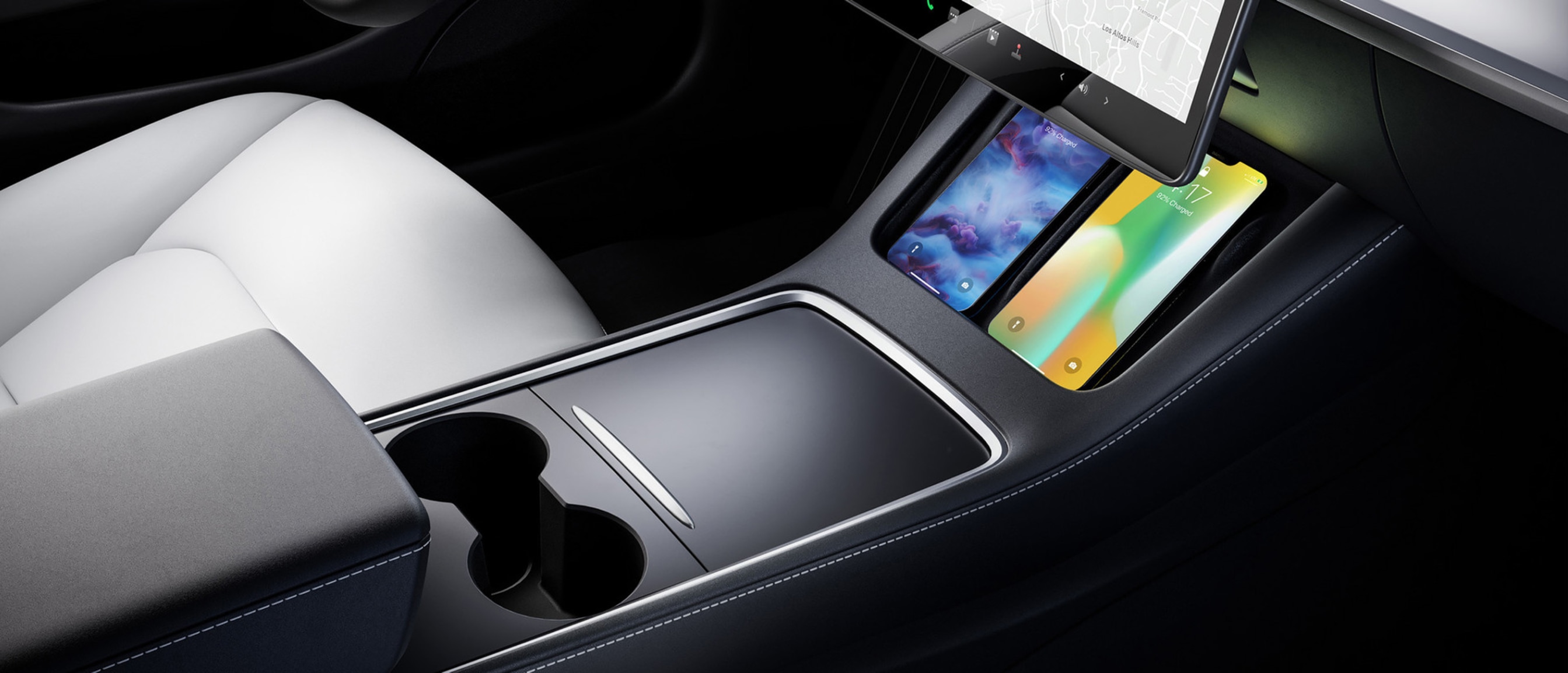 Intérieur d'une Model 3 avec porte-gobelet, écran tactile 15 pouces, téléphones portables