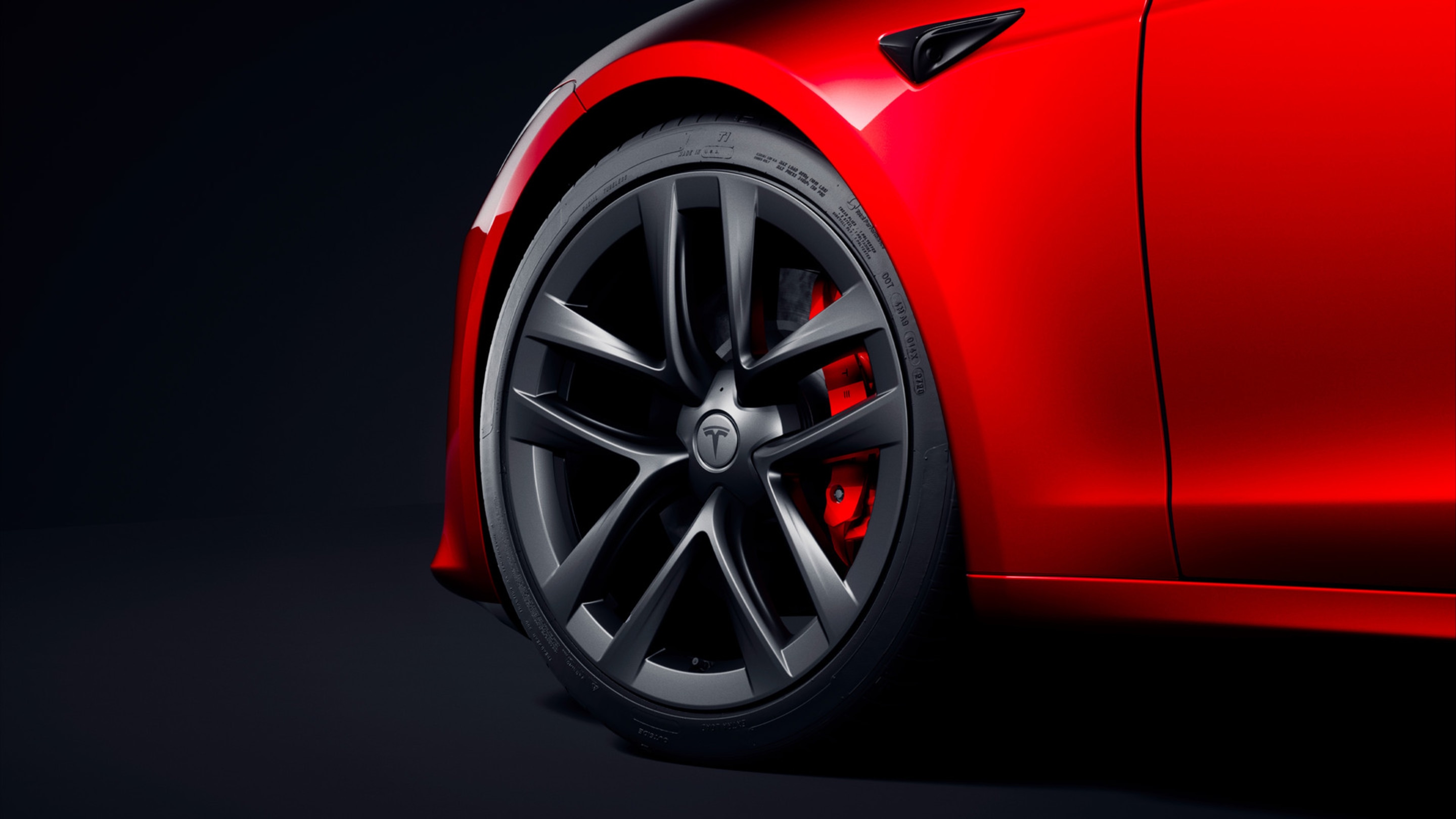 Lijevi prednji kotač na crvenom vozilu Model S