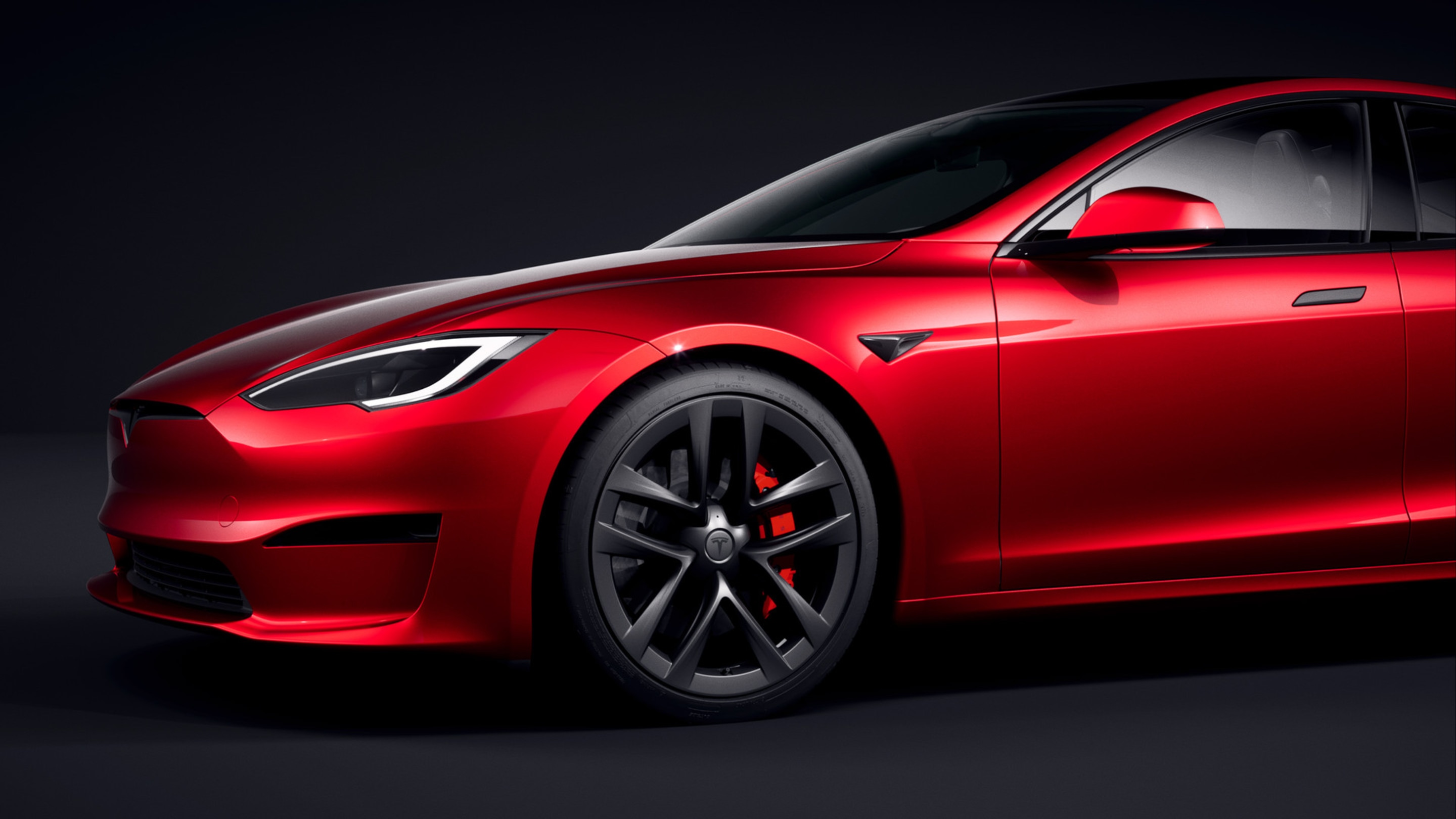 Widok z przodu na czerwony pojazd Model S