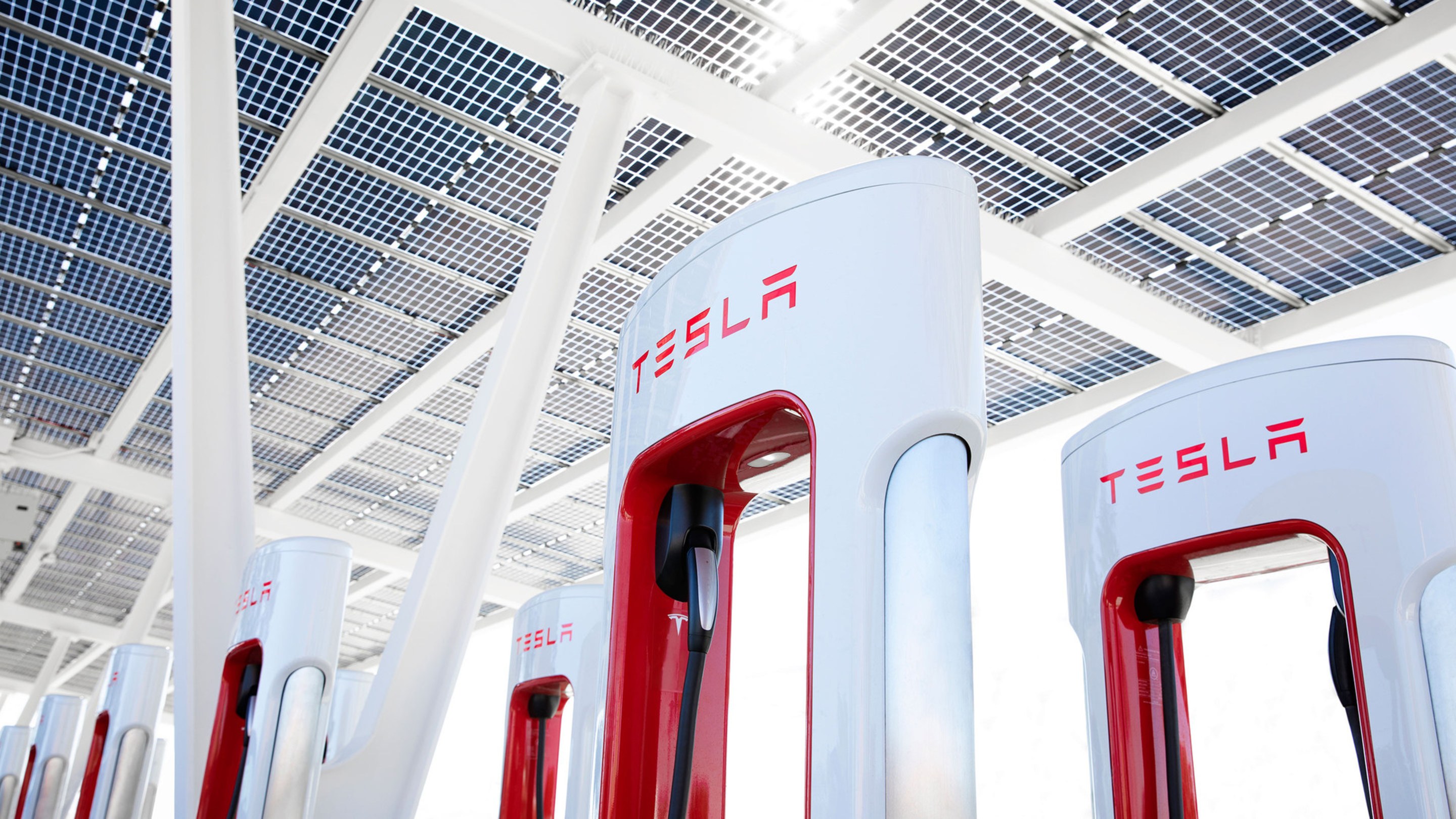 成排的 Tesla 超级充电器