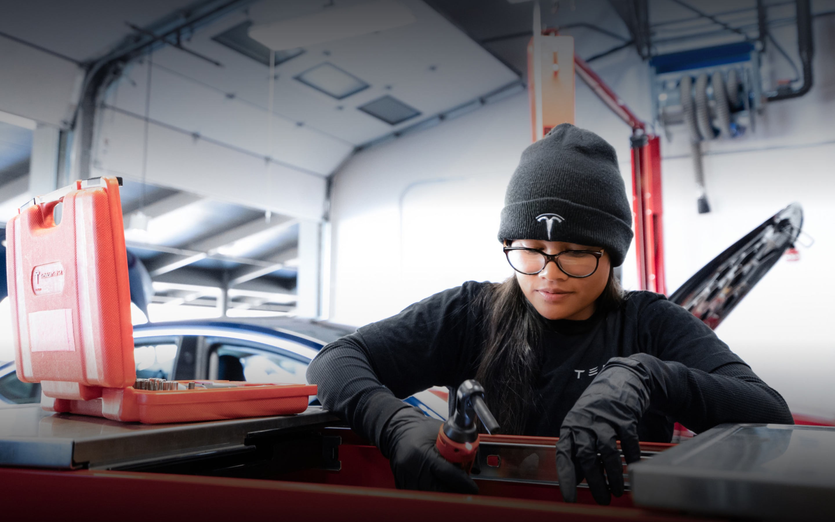 Employé travaillant dans une usine Tesla