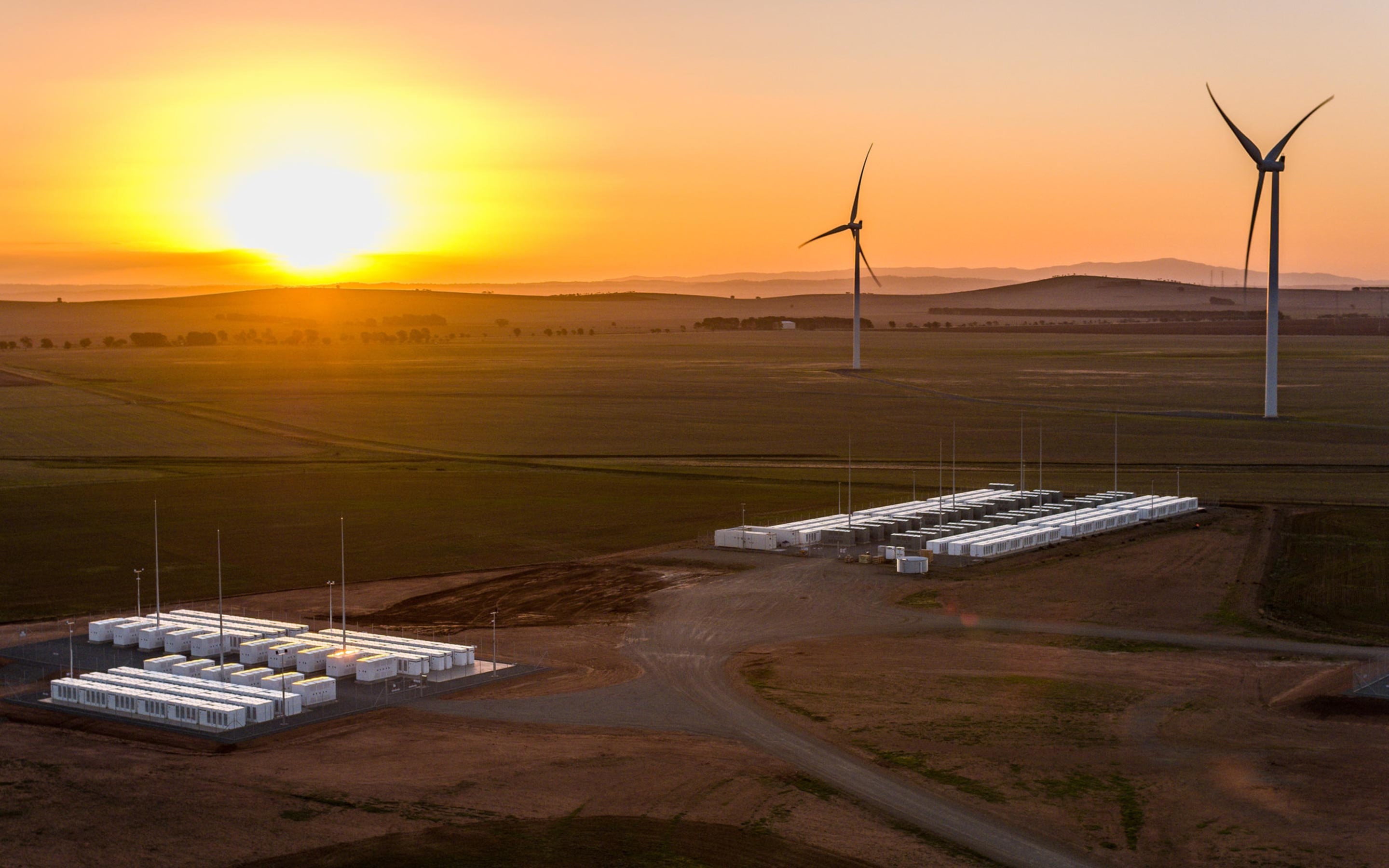 Megapack-installation i Sydaustralien ved solnedgang