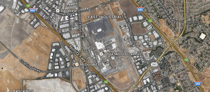Vedere din satelit prin Google a fabricii Tesla din Fremont