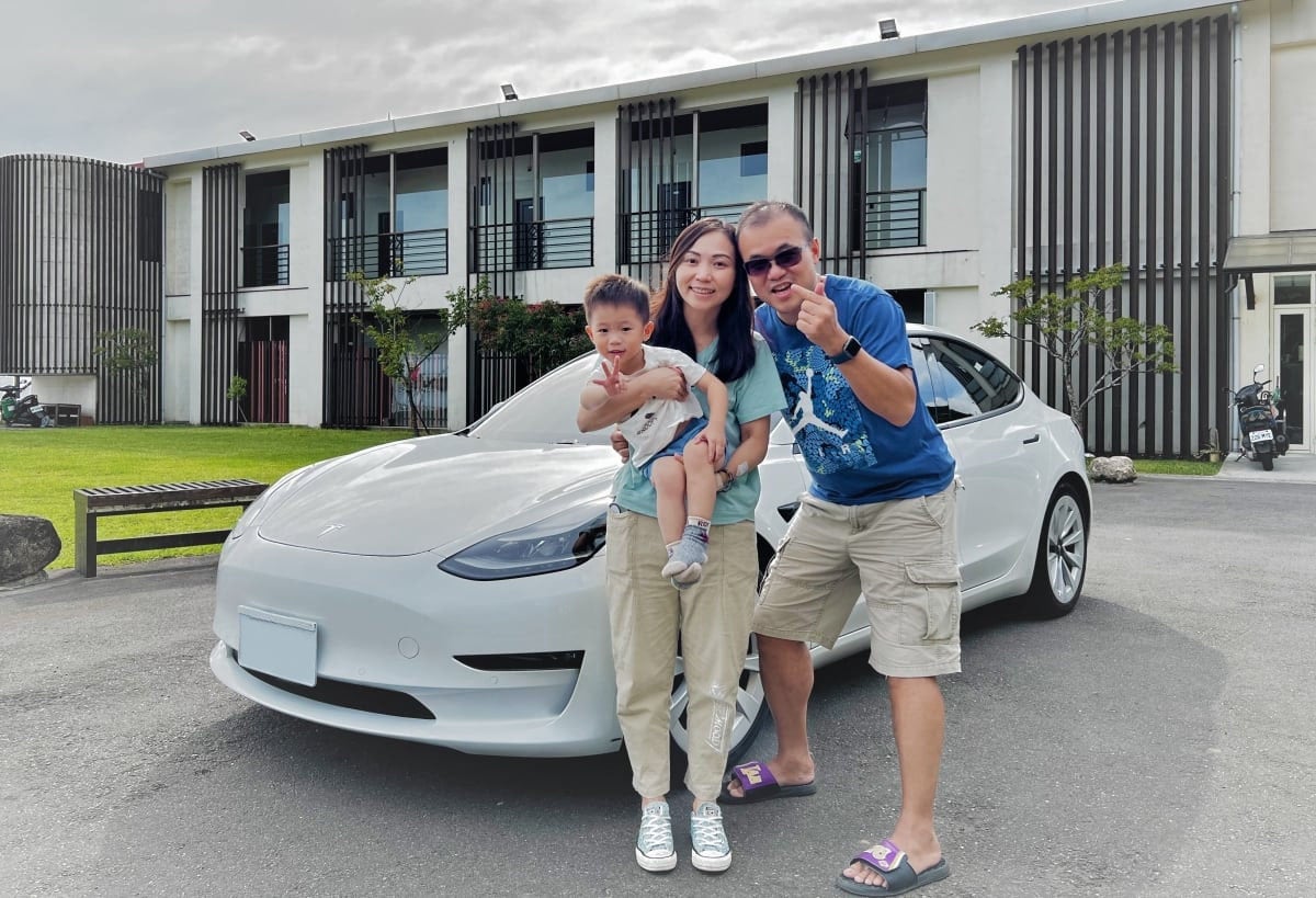 自從換購白色 Tesla Model 3 電動車，全家三口可以說走就走環島旅行