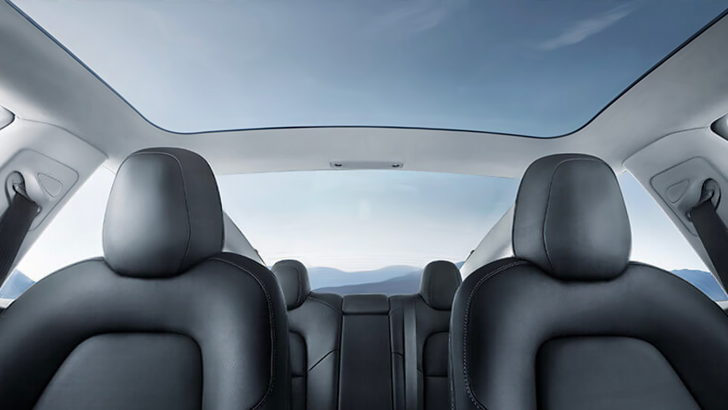 Pohled z interiéru přes prosklenou střechu vozu Model 3