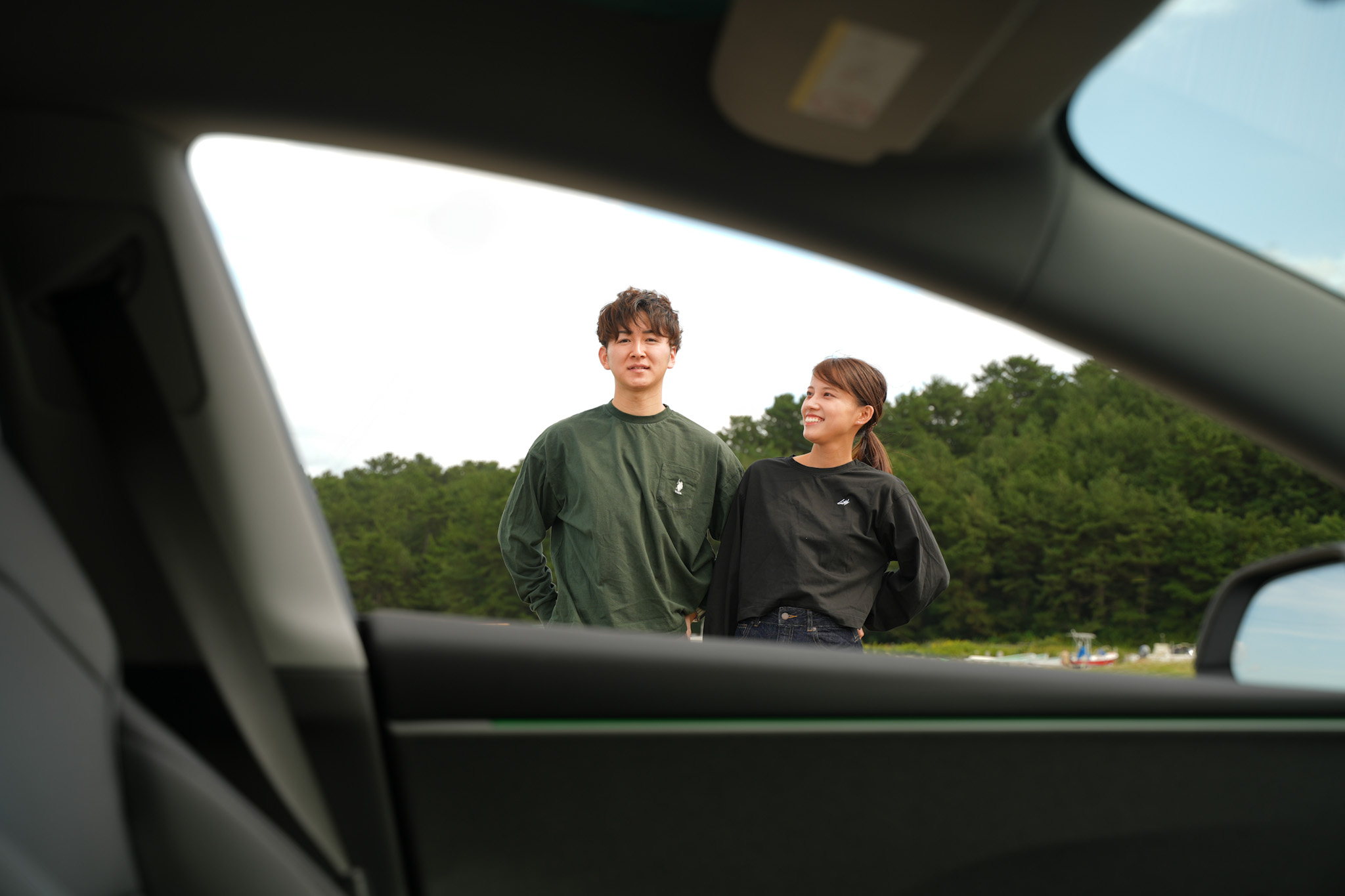 Model 3の窓から広がるリナさんとポタさん。