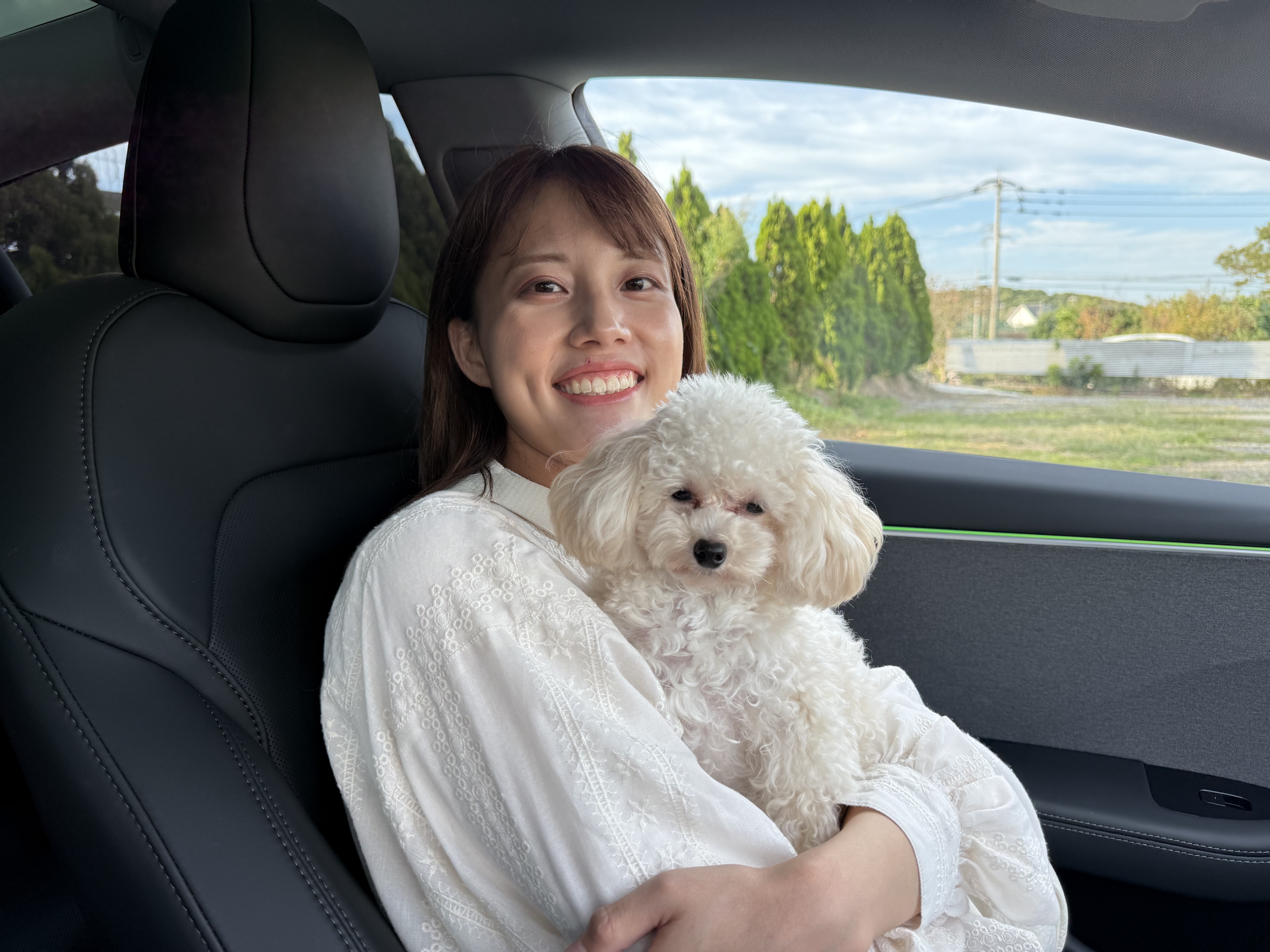 愛犬とModel 3のフロントシートに座っているリナさん